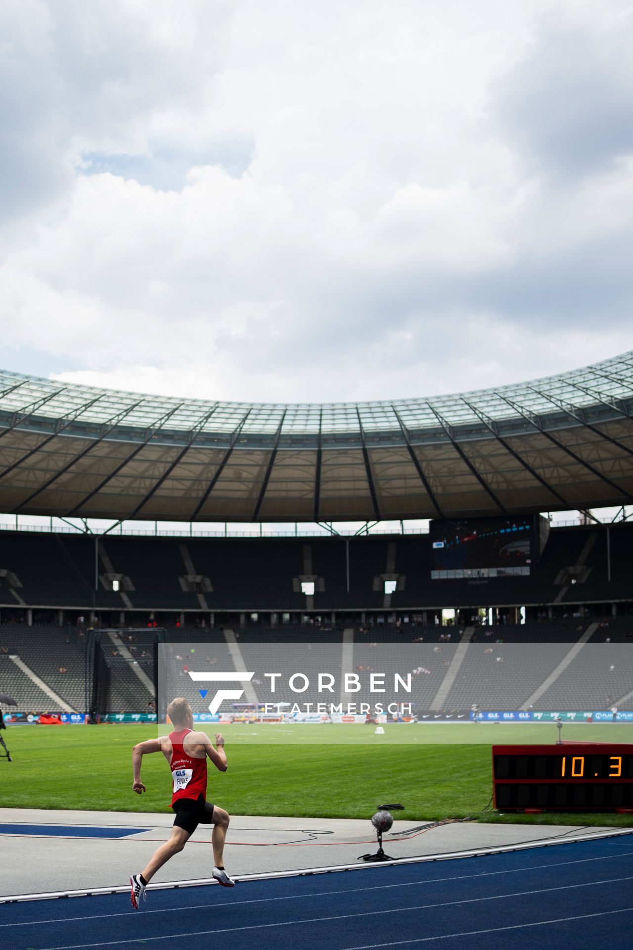 Thorben Finke (SV Sigiltra Soegel) ueber 200m waehrend der deutschen Leichtathletik-Meisterschaften im Olympiastadion am 26.06.2022 in Berlin